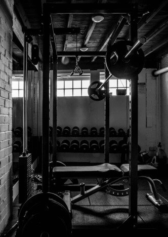 Sporto salė su jėgos treniruokliu